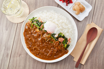 カレーライス　ほうれん草と玉子トッピング