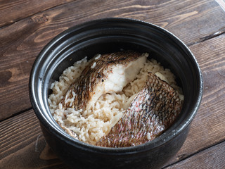 真鯛の切り身と出汁を入れて作った鯛の炊き込みご飯。