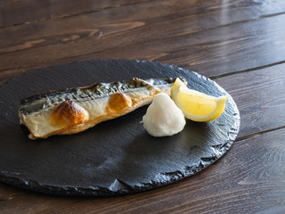 大根おろしとレモン、グリルで焼いた鯖。