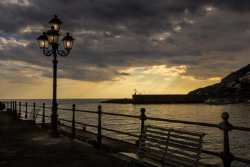 Obraz premium walkway on the promenade at sunset in Amalfi