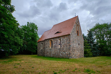 Fototapeta na wymiar Historische Dorfkirche Reichenow am Radwanderweg 