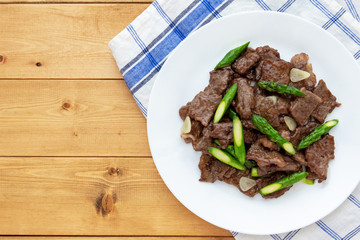牛肉とアスパラガスの炒め物