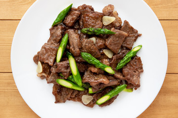 牛肉とアスパラガスの炒め物