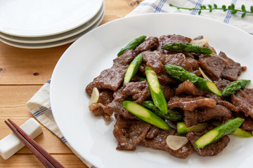 牛肉とアスパラガスの炒め物