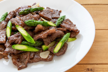 牛肉とアスパラガスの炒め物