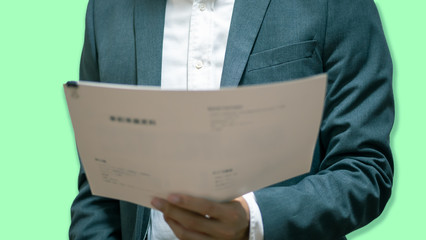 書類を手に持ったビジネスマン