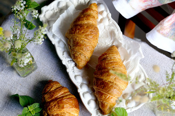 croissants de manteiga deitar em um prato.