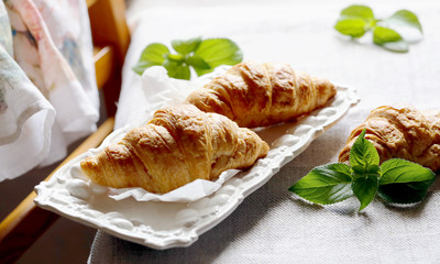 croissants de manteiga deitar em um prato.