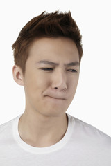 Naklejka premium Man looking confused and grimacing