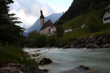 Fototapeta na wymiar Kirche in Oberbayern an der Ramsauer Ache