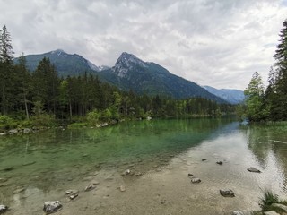 Hintersee und Gebirge in Bayern