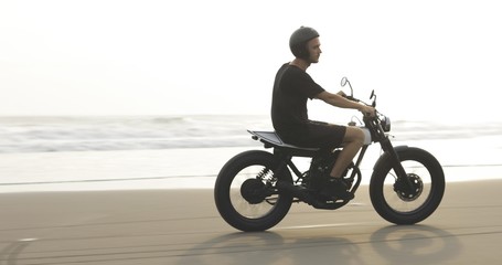 Obraz na płótnie Canvas biker beach motorcycle