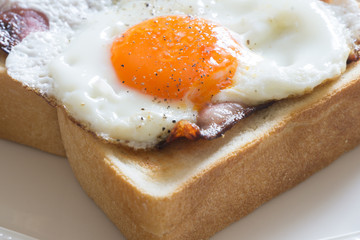 目玉焼きトースト	
