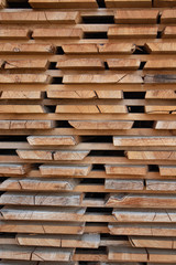 Gesägte Holzplanken in einer Sägerei, Bauholz oder Holz für die Herstellung von Möbeln 