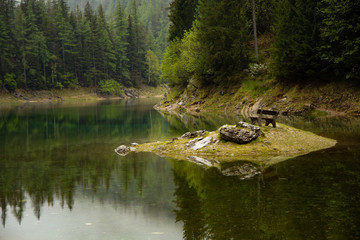 Naklejka na ściany i meble green lake - grüner see in austria with bench on island