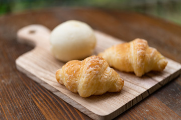 焼きたてのクロワッサンはいかがですか
