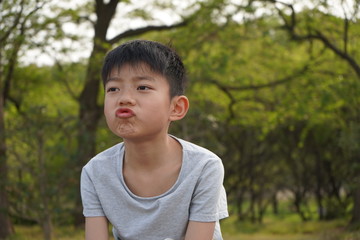 少年　公園　見つめる　顔