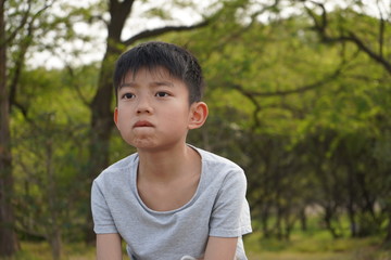 少年　公園　見つめる　顔