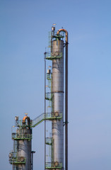 Raffinerie - Destillationsturm Rohöldestillationsanlage