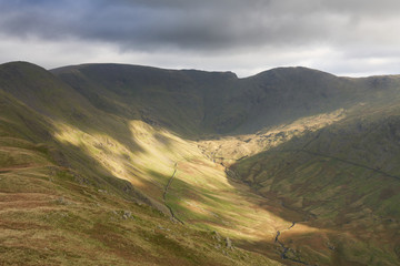 Obraz premium Summit views of Fairfield and Hart Crag from Rydal Fell above Rydal Beck in the Lake District.