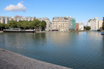 Fototapeta na wymiar ourcq canal in paris (france)
