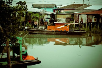 Obraz premium Orange boat next to a rows of houses