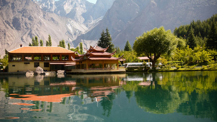 Naklejka premium Reflection of building and trees on the lake