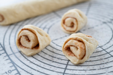自宅でパン作り　シナモンロール　フィンランド式の成型をする様子