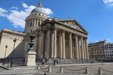 Obraz premium Dome of the Pantheon in Paris on a sunny day