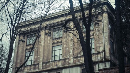 Tress and a brown building behind the tree