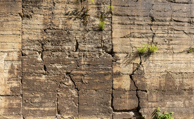 Mächtige Betonmauer auf dem Gelände einer alten, verlassenen Kokerei mit sehr interessanten, groben Strukturen