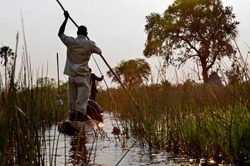 In Mokorobooten auf den Flu&szlig;stra&szlig;en im Okavango Delta unterwegs