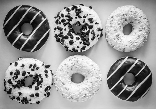 Six ring donut with different glaze