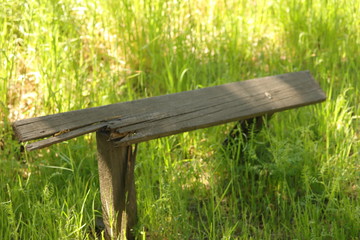 stara  zniszczona  ławka  gdzieś  w  trawie