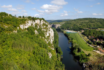 Fototapeta na wymiar La rivière Lot dans le Quercy près de St Cirq Lapopie