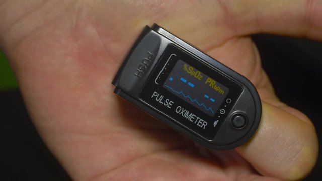 Pulse oximeter O2 saturation at 98% during patient test in index finger