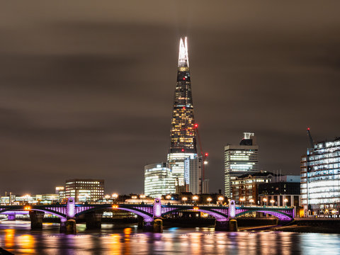 ロンドン　ザーシャードとサザーク橋　夜景