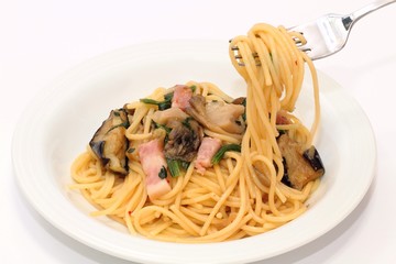 舞茸とナスとホウレン草とベーコンの和風パスタ