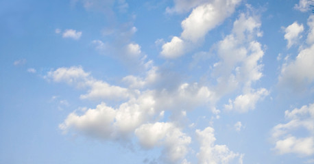 himmel wolken heiter wolkig blau