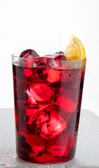 Tinto de verano  sobre vaso de cristal con hielo y limón. Tinto de verano in a glass with ice and lemon.