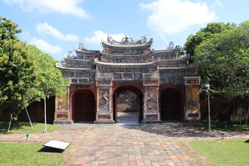 Fototapeta na wymiar Portail de la Cité impériale à Hué, Vietnam 