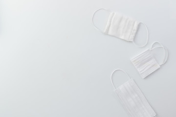 真俯瞰で置かれた三つのマスク