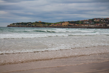 playa de Asturias con ciudad al fondo