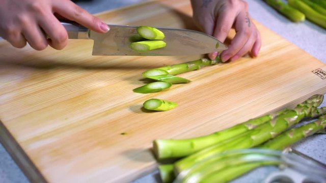 Cut asparagus into bite-size pieces/Home cooking/Cook vegetables