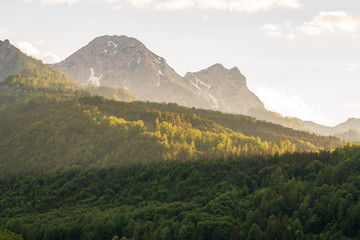 Totes Gebirge am Almsee in Oberösterreich bei Sonnenuntergang