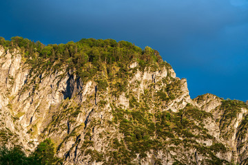 Totes Gebirge am Almsee in Oberösterreich bei Sonnenuntergang