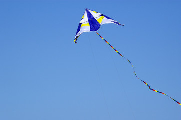 Cometa volando sobre el cielo azul 