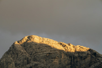 Totes Gebirge am Almsee in Oberösterreich bei Sonnenuntergang