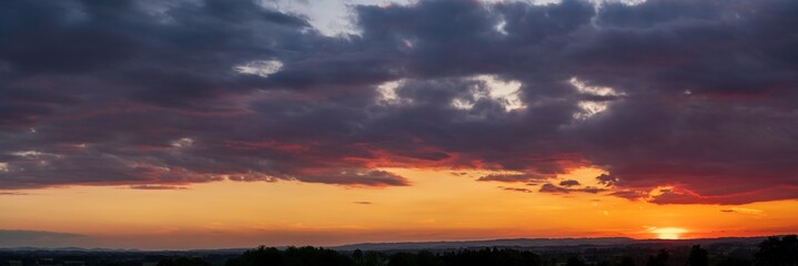 Fototapeta na wymiar Sonnenuntergang mit Landschaft in Oberösterreich nähe Wels Panorama