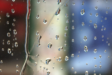 Detalle de gotas de lluvia en ventana y fondo desenfocado